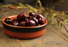 Try these creative marinated olive hors d'oeuvres