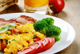 A simple broccoli, tomato & cheese omelette recipe