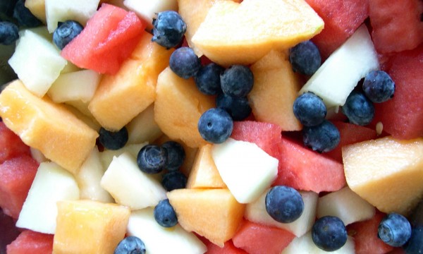 Zesty and refreshing: fruit boats with orange glaze