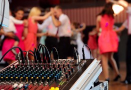 Why hiring a karaoke DJ can triple your weeknight bar business