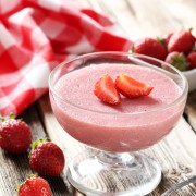 Beating high blood pressure with lemon mousse with strawberries