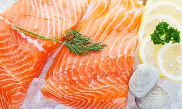 A quick recipe for pan-fried salmon on a bed of baby spinach