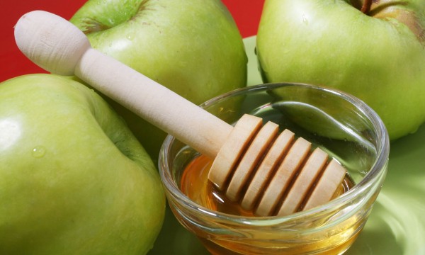 4 hacks to make eating apples easier and more fun