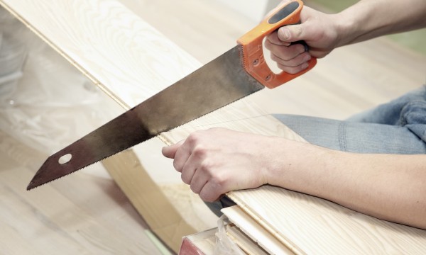 Manual saw to store cut wood