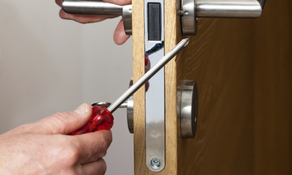 4 DIY ways to repair a broken door lock