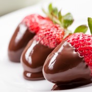 Recette rapide de trempette au chocolat et aux pacanes avec des fruits