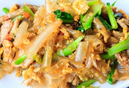 Légumes verts sautés, jambon et amandes grillées