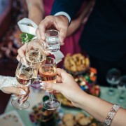 3 façons élégantes de servir une foule pour moins cher