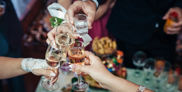 3 façons élégantes de servir une foule pour moins cher