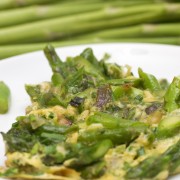 Recette d’omelette aux asperges et aux fines herbes