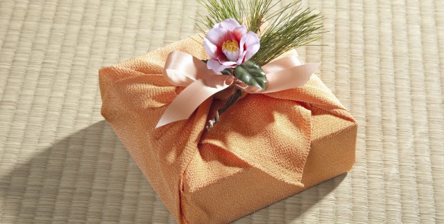 3 façons d’utiliser du tissu comme emballage cadeau