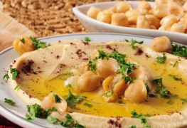 Une tartinade et 2 croustilles: tartinade pois chiches, tortilla et pita