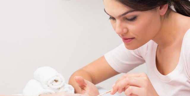 Ongles jaunes : les causes et les solutions