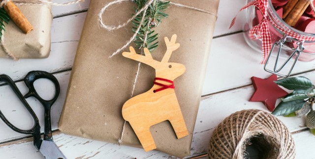 3 façons d’emballer les cadeaux à l’aide des enfants
