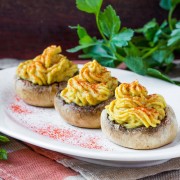 Recette pour combattre l'hypertension artérielle : champignons cremini farcis à la saucisse