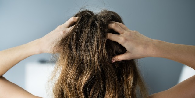 Comment éduquer vos cheveux à nécessiter moins de lavage