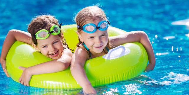 Profitez au maximum d'une sortie amusante au parc aquatique en famille